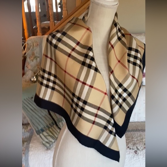 BURBERRY HUGE🔥SILK MEGA Nova Check Scarf! 34”x 34”🔥GORGEOUS🔥EUC🔥MUST SEE👀OS - Picture 16 of 16